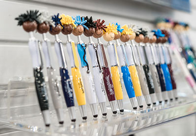 Multiple colors of MopTopper pens with logos lined up at a 168极速赛车一分钟开奖官方网站查询-游戏网.